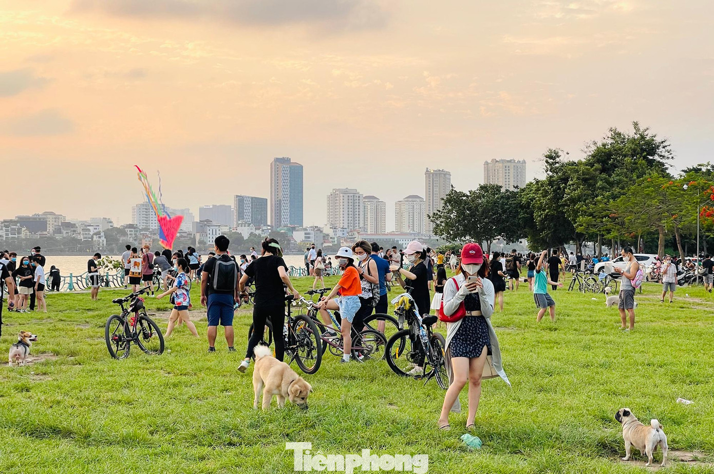 Đạp xe, thả diều, dẫn chó đi dạo tại "công viên" cạnh Phủ Tây Hồ bất chấp dịch COVID-19
