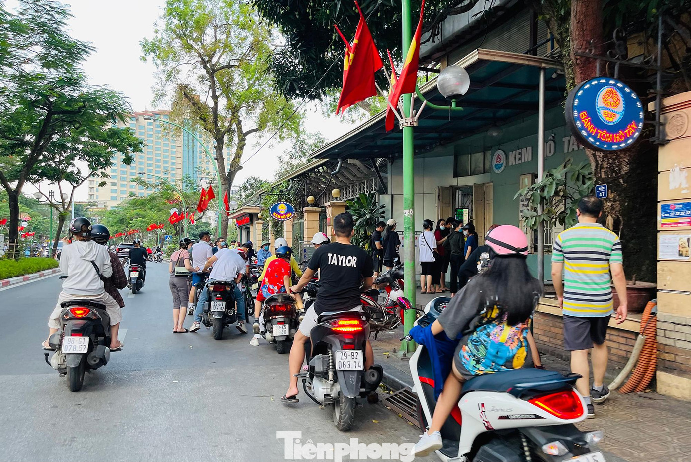 Lúc 18h chiều nay, rất đông người dân xếp hàng mua kem trên đường Thanh Niên, không đảm bảo giãn cách tối thiểu 1m.