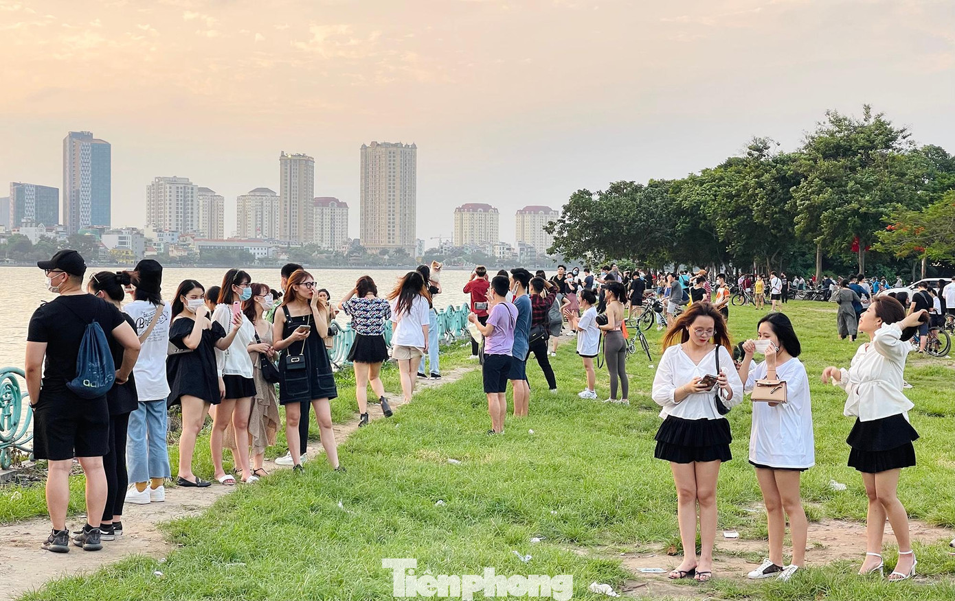 Khu vực bãi cỏ cạnh phủ Tây Hồ chiều nay giống như một "công viên" thu nhỏ. Có khá đông người kéo đến đây để vui chơi, hóng gió, chụp ảnh dù chính quyền đã khuyến cáo người dân nên hạn chế đi lại trước diễn biến phức tạp của dịch COVID-19.