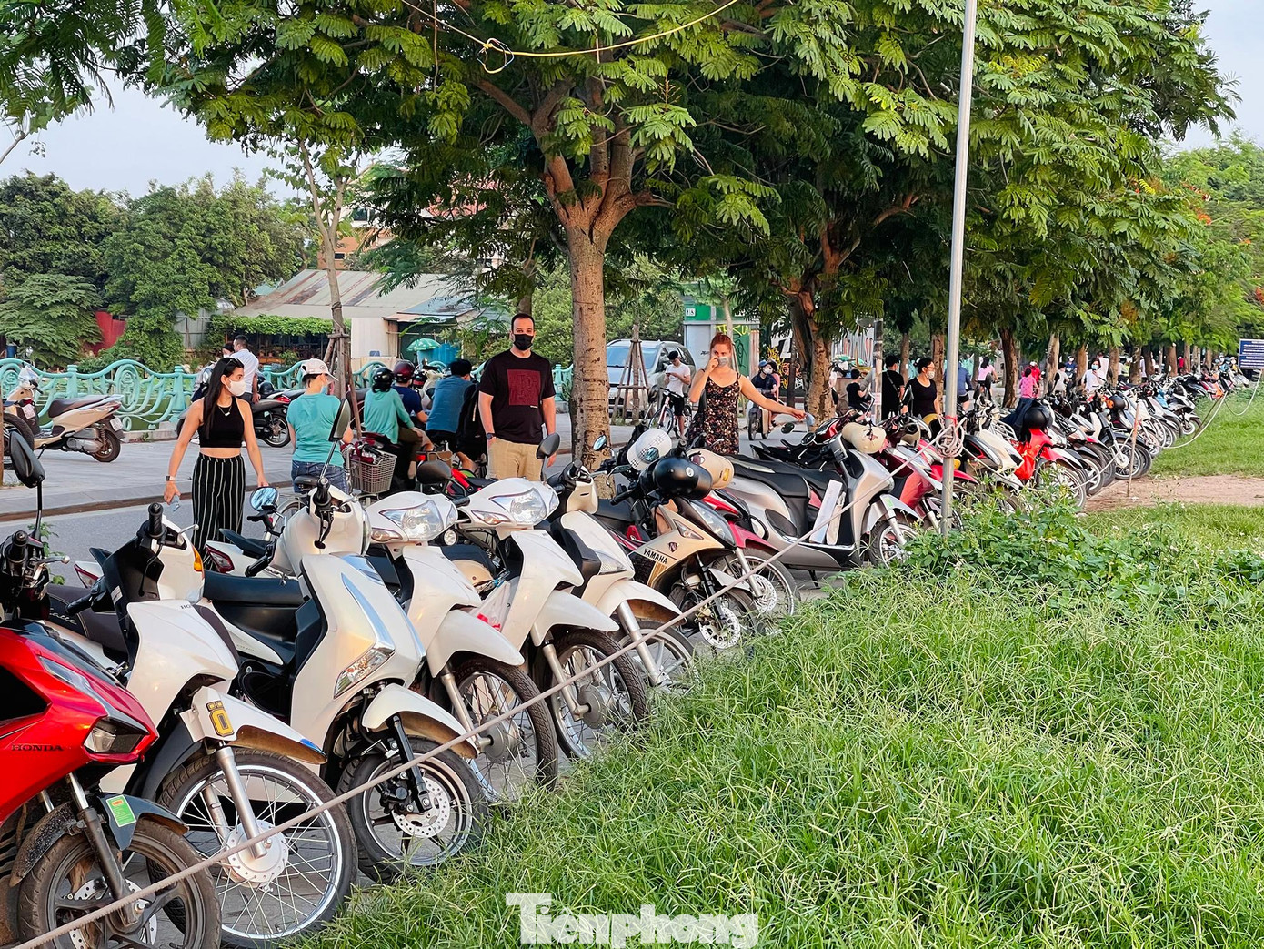 Bãi gửi xe đỗ chật kín trên vỉa hè, ước chừng cả trăm chiếc trong buổi chiều hôm nay 9/05.