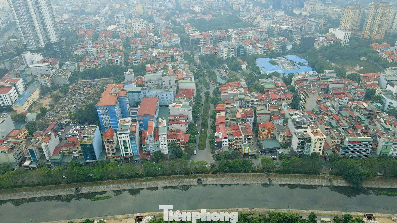 Toàn cảnh con đường mang tên nhà thơ Lưu Quang Vũ nhìn từ hướng bờ sông Tô Lịch.