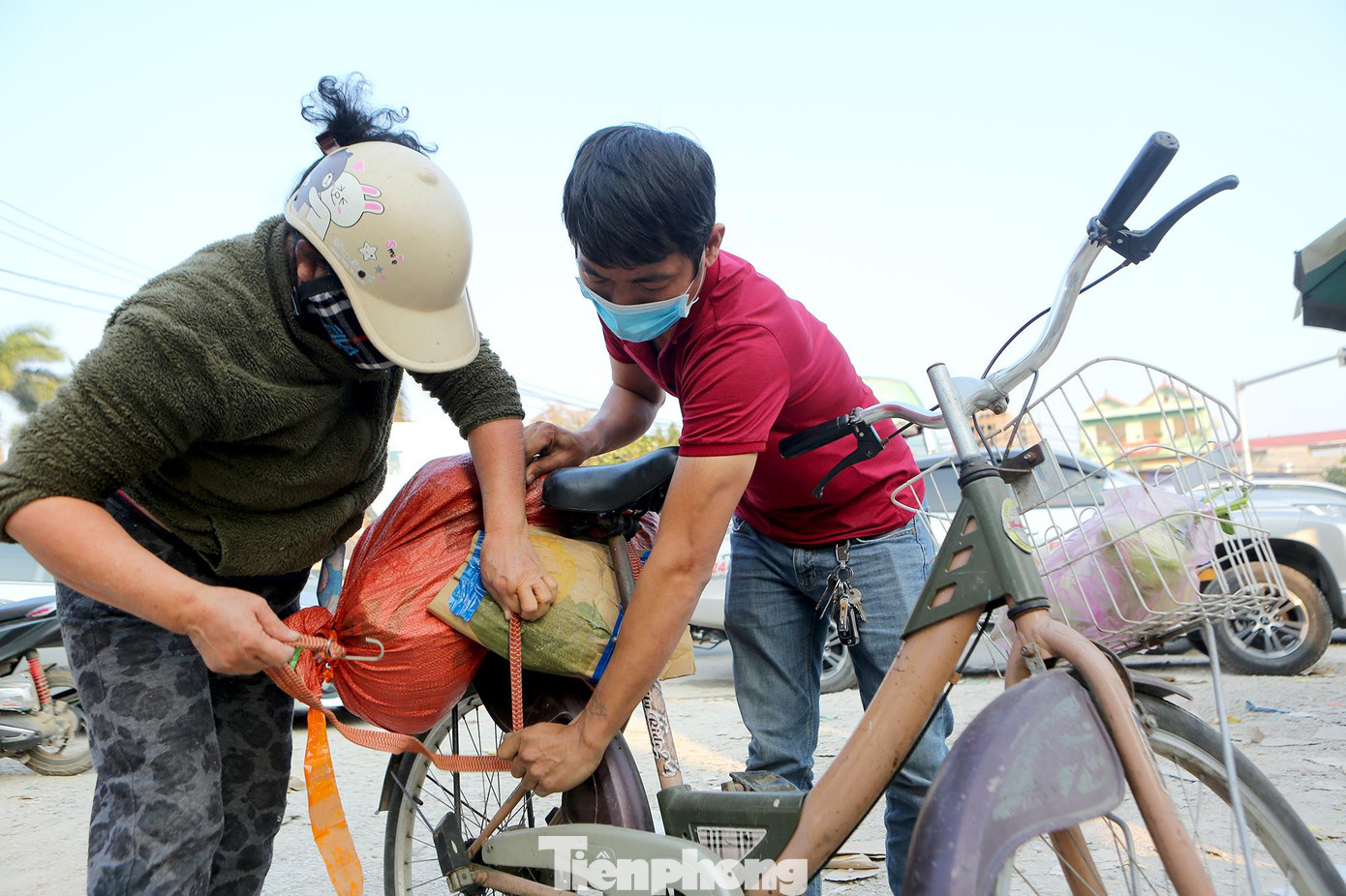 Người dân ở T.P Lạng Sơn những ngày qua đã chung tay mua giải cứu nông sản cho các nhà xe.