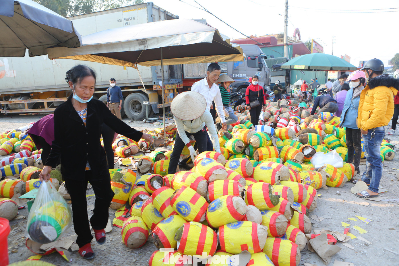 Sau thời gian dài nằm chờ hơn chục ngày mà không được thông quan, nông sản đã chín, nhiều nhà xe buộc phải quay đầu bán tháo để gỡ gạc một phần chi phí.