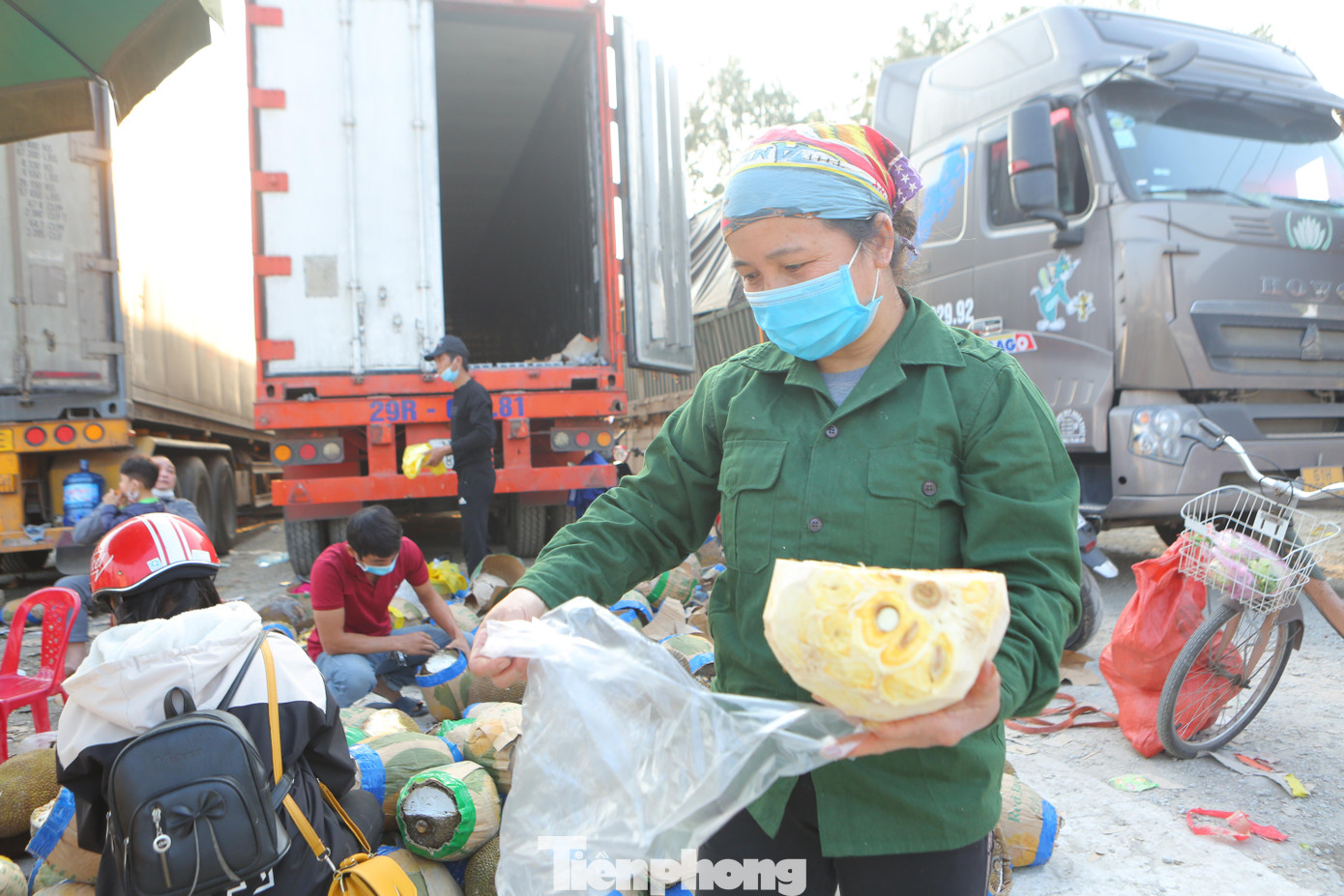 Còn với những xe nằm lâu, mít đã chín quá, có dấu hiệu bắt đầu thối hỏng được rao bán đồng giá 10 đến 20 nghìn/quả.