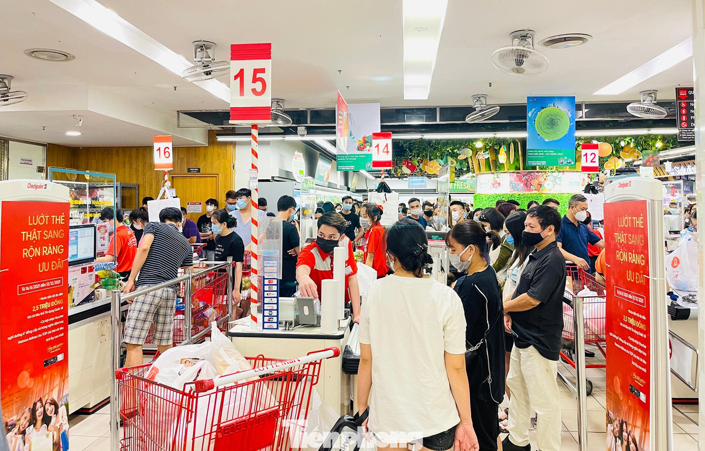 Các nhân viên thanh toán luôn chân luôn tay hoạt động hết công suất.