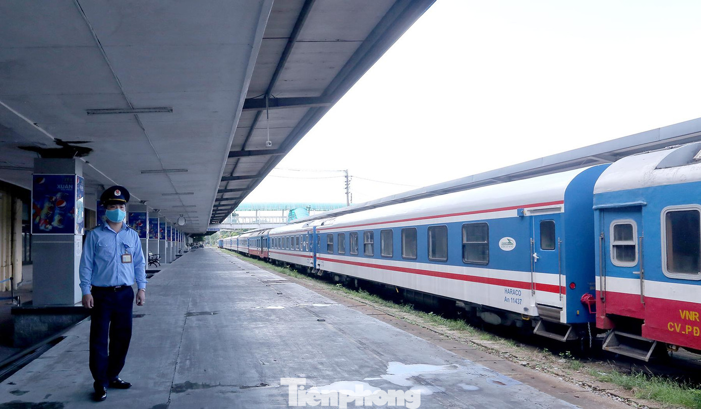 Tổng công ty Đường sắt Việt Nam cũng cho biết, trong giai đoạn tổ chức chạy thí điểm, ngoài việc thực hiện nghiêm các quy định phòng chống dịch, phun khử trùng tại các nhà ga thực hiện đón, trả khách và các toa xe trước khi đưa ra vận dụng... ngành đường sắt còn tổ chức bố trí giãn cách hành khách trên tàu theo quy định.