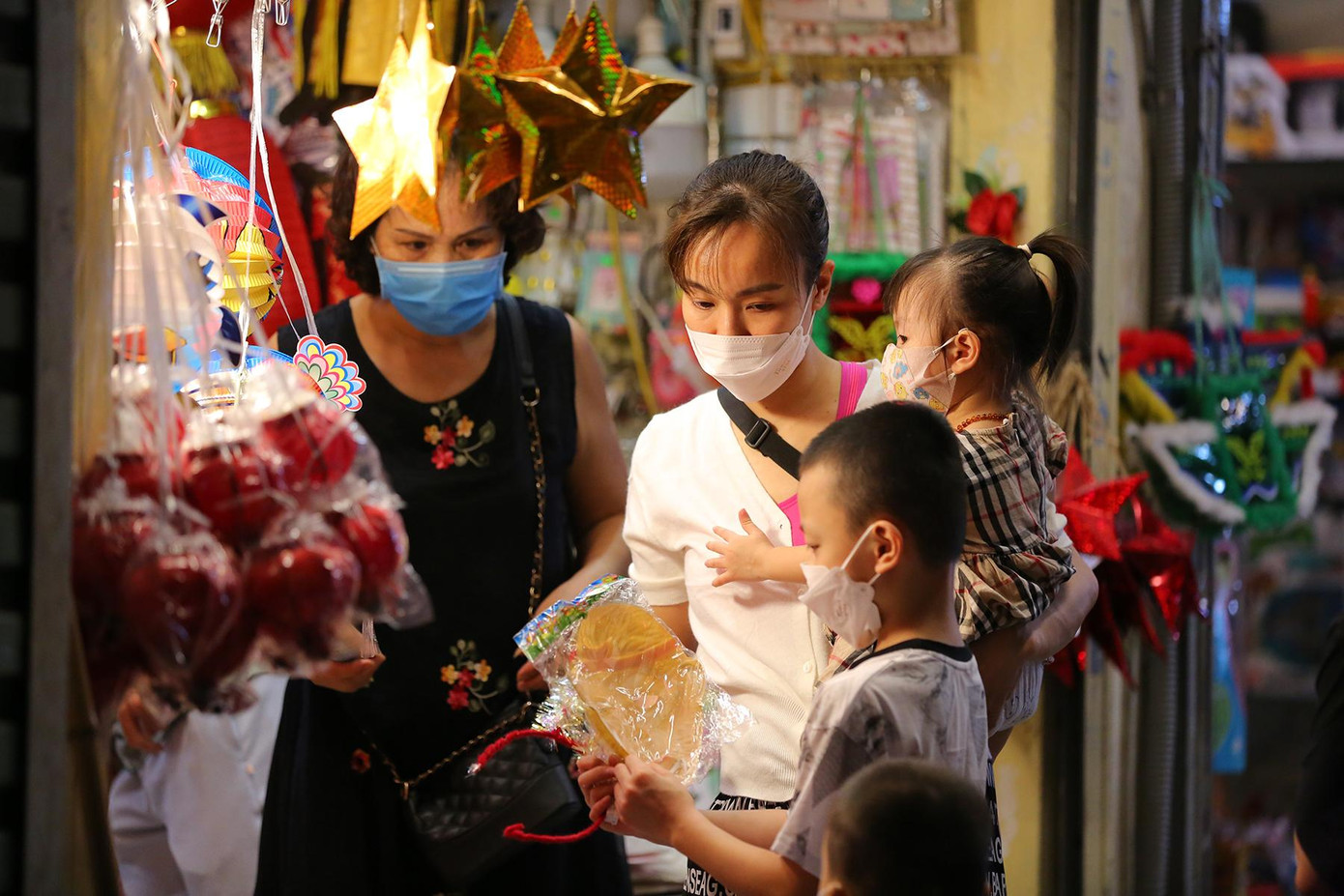 Nhiều bố mẹ dẫn con nhỏ đi bộ vui chơi, mua sắm trong dãy phố Hàng Mã Nhiều bố mẹ dẫn con nhỏ đi bộ vui chơi, mua sắm trong dãy phố Hàng Mã