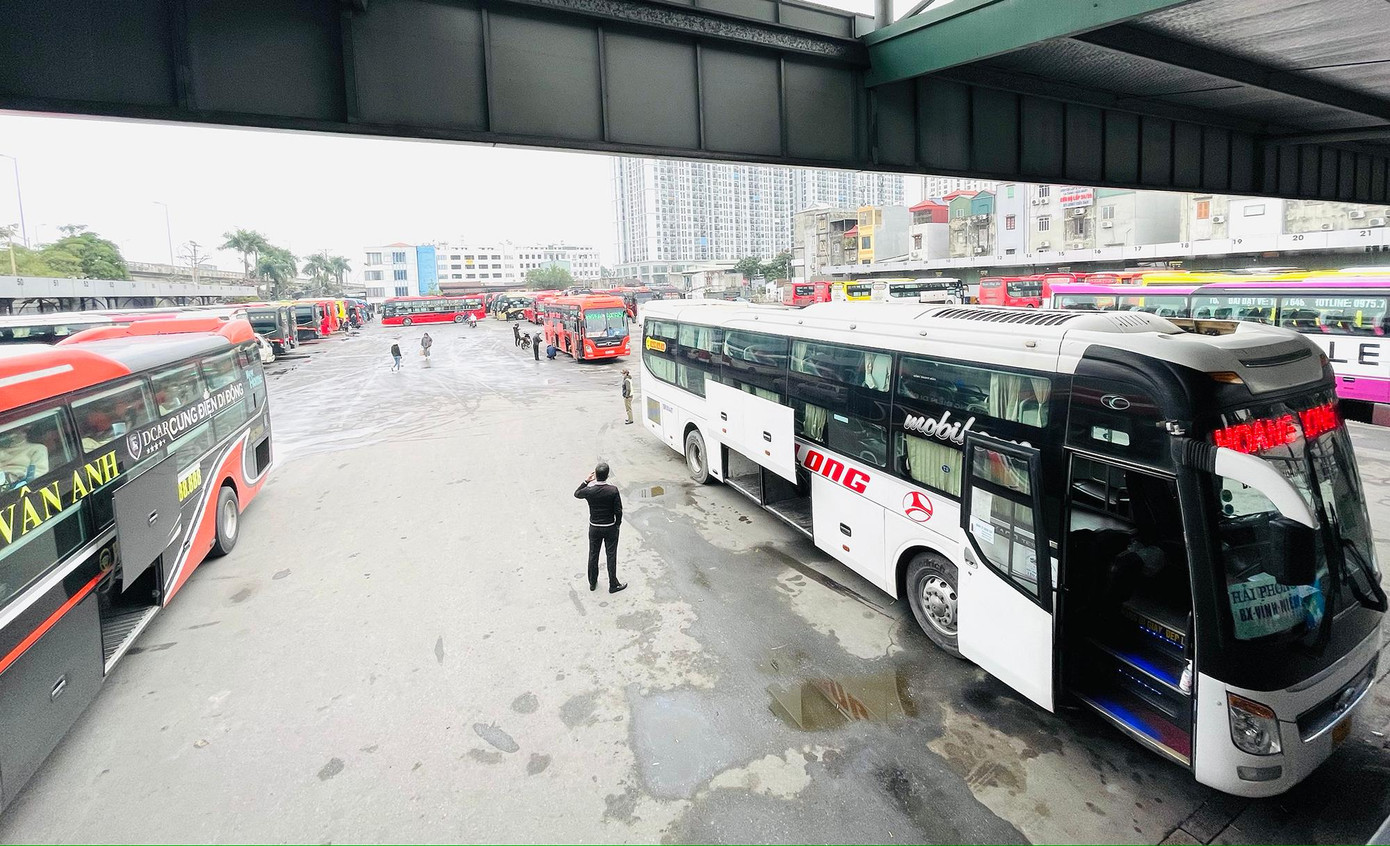 Tại bến xe Nước Ngầm, đại diện ban quản lý cho biết: 'Do ảnh hưởng dịch COVID-19 nên dự kiến lượng khách đi lại trong dịp Tết Dương lịch này sẽ vắng".