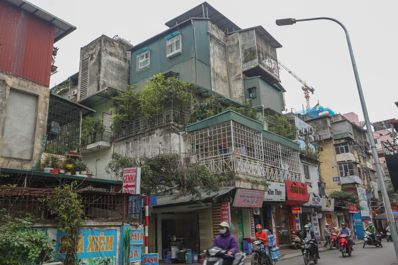 Những căn nhà nằm trên phố Nguyên Hồng, nhiều nhà đều có lồng sắt bao kín bên ngoài.