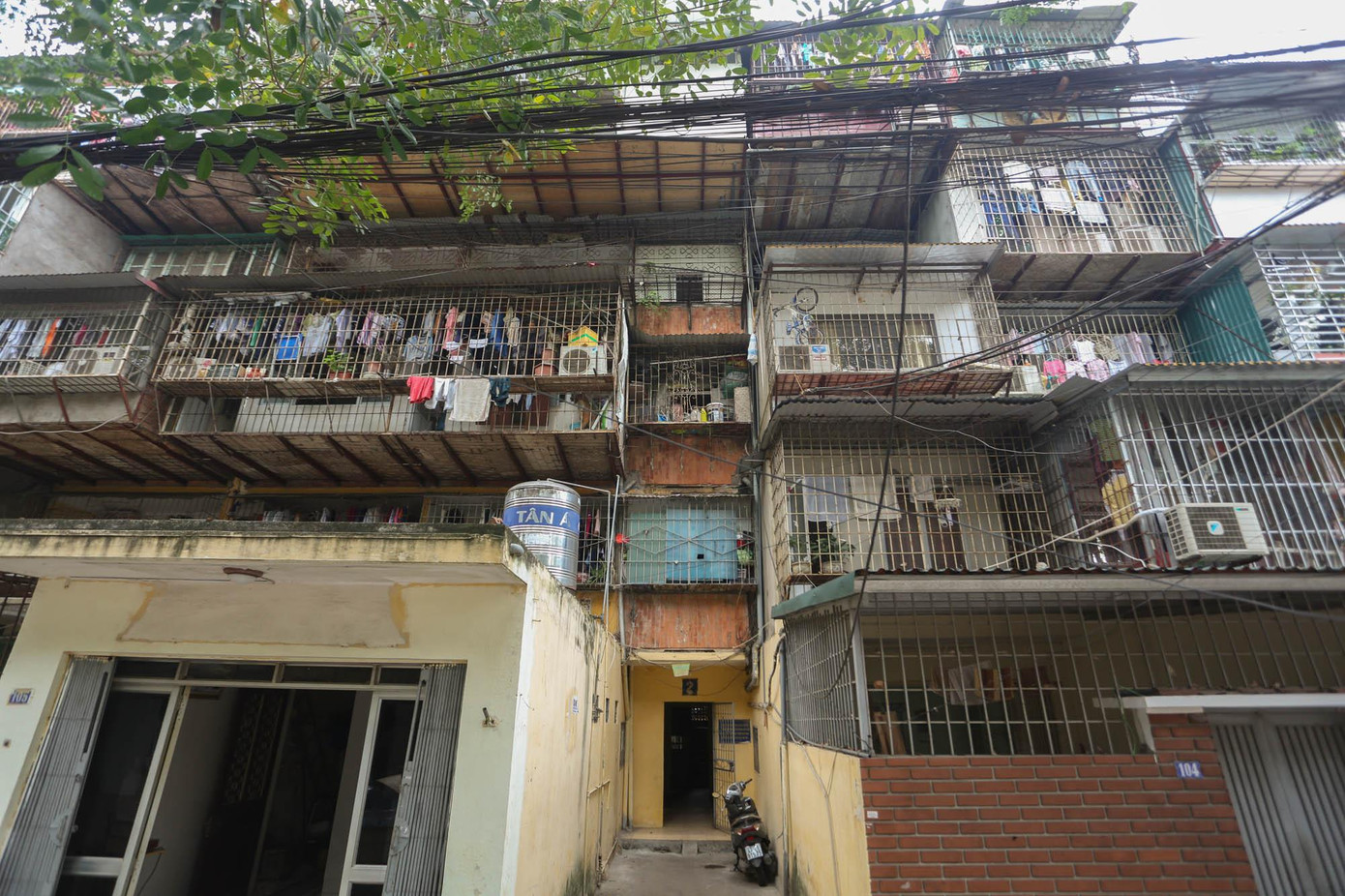 Sau nhiều vụ hỏa hoạn dẫn đến cái chết thương tâm, mới đây nhất là ở phố Tôn Đức Thắng vì mắc kẹt trong nhà vì lối thoát hiểm ban công bị bịt kín bằng chuồng cọp, chúng ta mới nhận ra nguy cơ tiềm ẩn trong các căn nhà kiểu 'chuồng cọp' này.