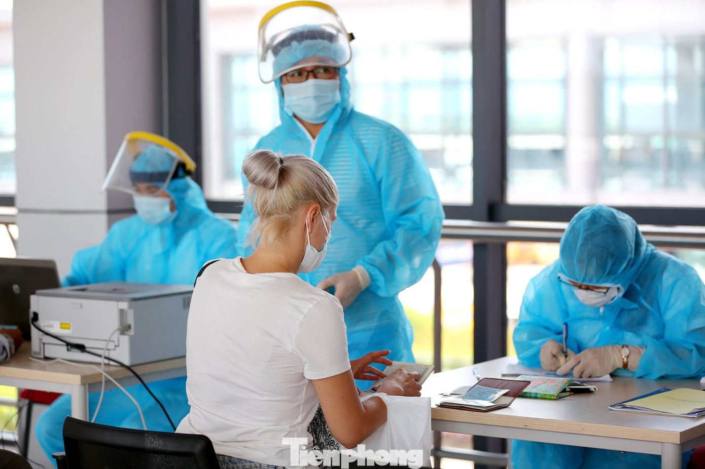 Hành khách sẽ được yêu cầu khai báo y tế, cung cấp thông tin cá nhân trong chuyến bay và tiến hành các thủ tục chuẩn bị cho việc lấy mẫu xét nghiệm.