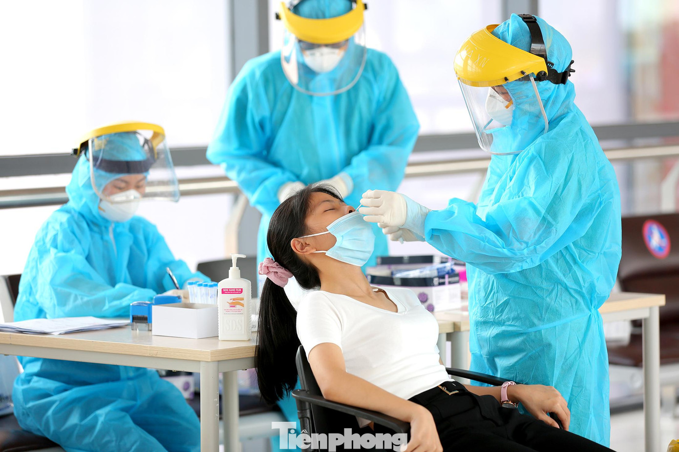 Các hành khách lấy mẫu xét nghiệm tại ga T1.