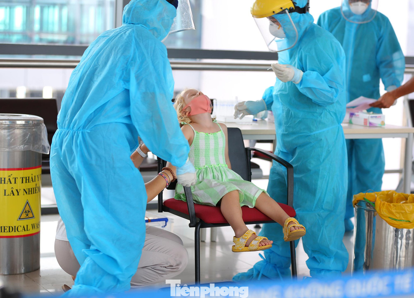 Trung bình mỗi ngày có khoảng 350 khách thực hiện việc lấy mẫu, đông nhất là vào khoảng 10-13h giờ do các chuyến bay từ Hà Nội đi TPHCM thường rơi vào khung giờ này.