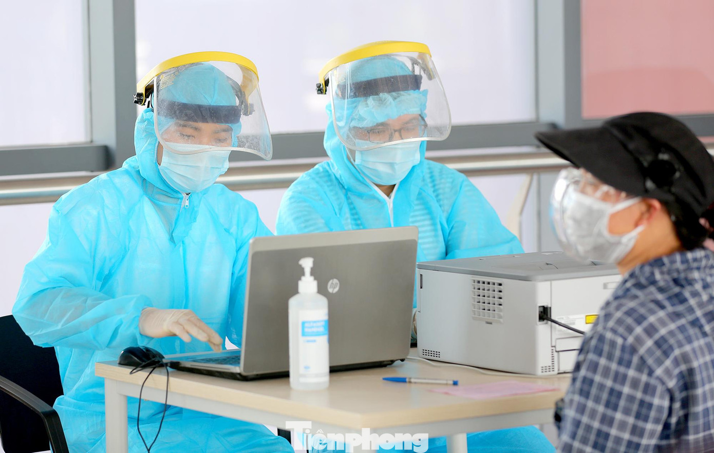 Chi phí cho dịch vụ test nhanh COVID-19 được niêm yết theo công bố của Bộ Y tế là 238.000 đồng/lần, cho kết quả sau 30 phút.