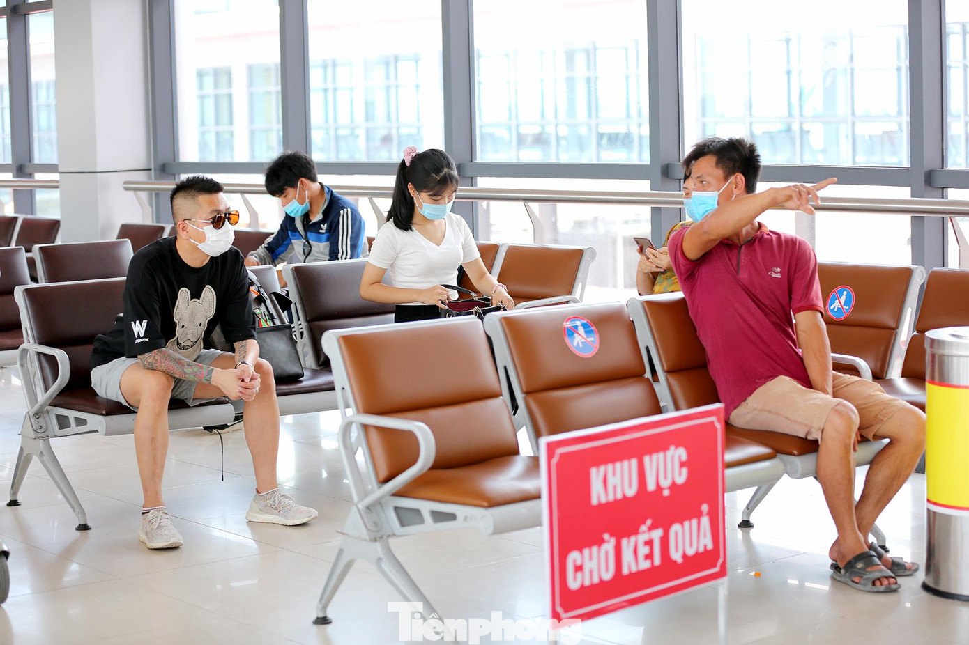 Sau khi xét nghiệm hành khách được bố trí ngồi chờ tại khu vực riêng, đảm bảo giãn cách theo quy định.