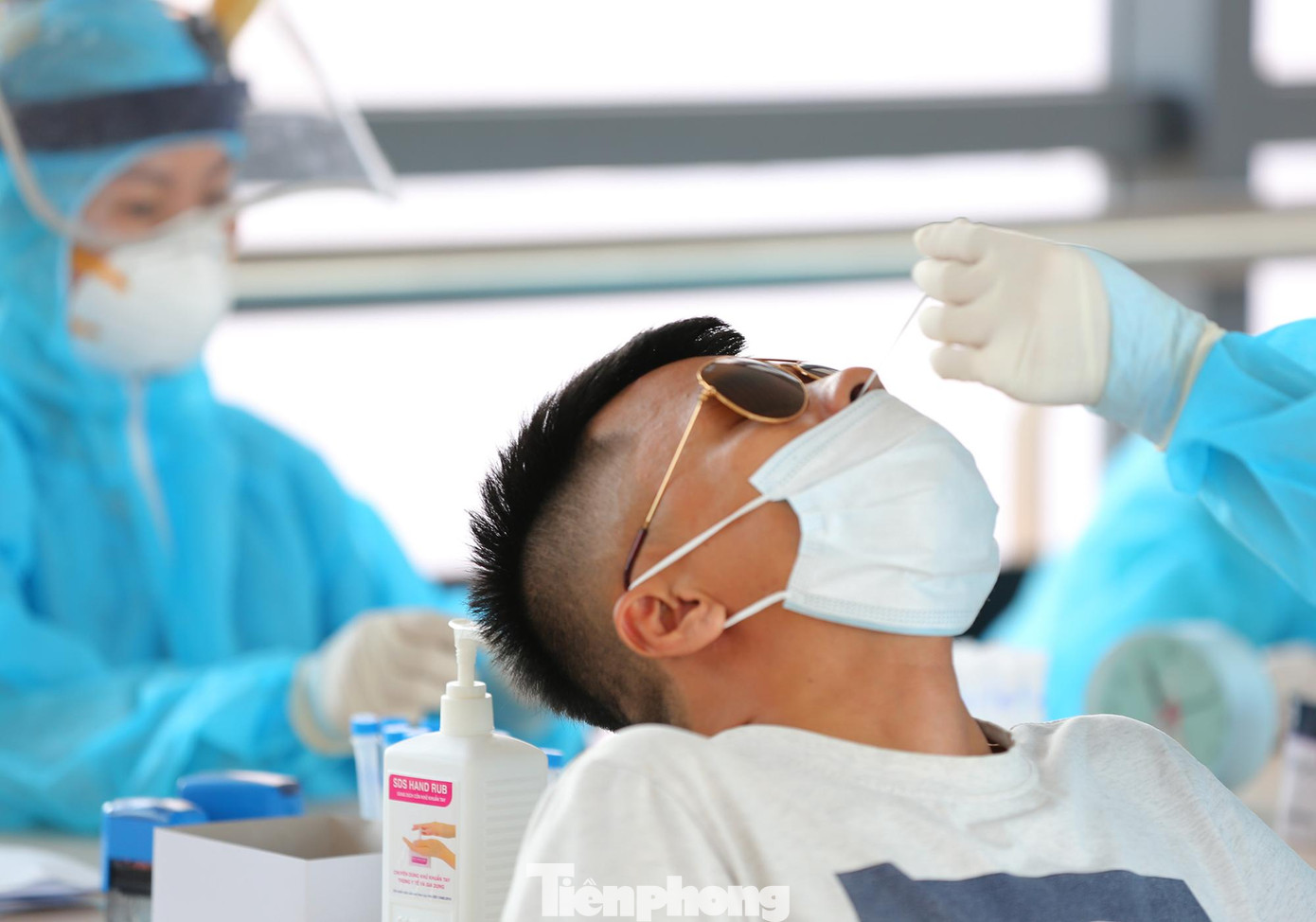 Theo quy định của Cục Hàng không Việt Nam, tất cả hành khách trên các chuyến bay đi/đến TP.HCM và ngược lại bắt buộc phải có giấy xét nghiệm âm tính với SARS-CoV-2 còn hiệu lực (theo quy định của Bộ Y tế).