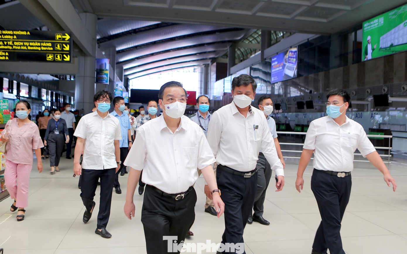 Tại Cảng hàng không sân bay quốc tế Nội Bài, Chủ tịch UBND thành phố đã kiểm tra công tác phòng chống dịch tại. Chủ tịch UBND thành phố yêu cầu tuyệt đối không được lơ là, chủ quan trong lúc này, phải luôn trách nhiệm trong từng phút, từng giây bởi đây là “chốt chặn” quan trọng. "Các thông tin hành khách phải được chuyển nhanh, kịp thời tới từng Tổ COVID-19 cộng đồng để giám sát chặt chẽ”, ông Chu Ngọc Anh chỉ đạo