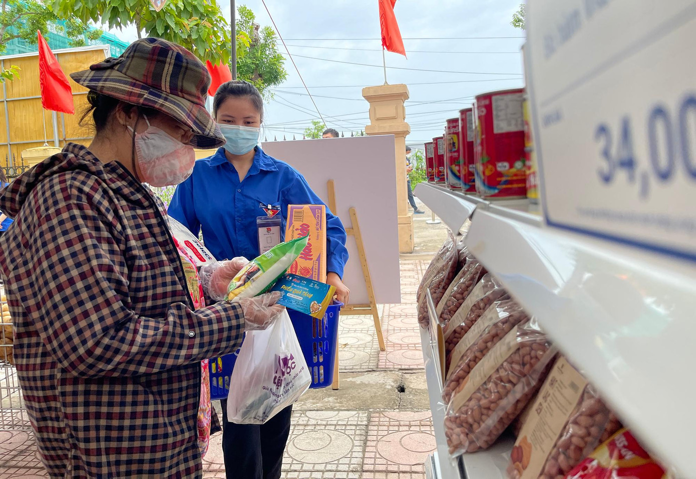 Người lao động nghèo khi đến mua hàng tại siêu thị chiều nay đều rất vui mừng, phấn khởi.