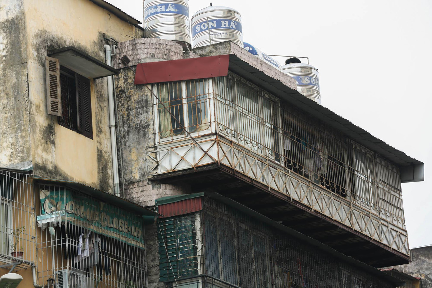 Những 'chuồng cọp' cơi nới vô tư này nhằm tăng diện tích ở nhưng lại vô tình bịt kín chỗ thoát hiểm khi xảy ra hoả hoạn.