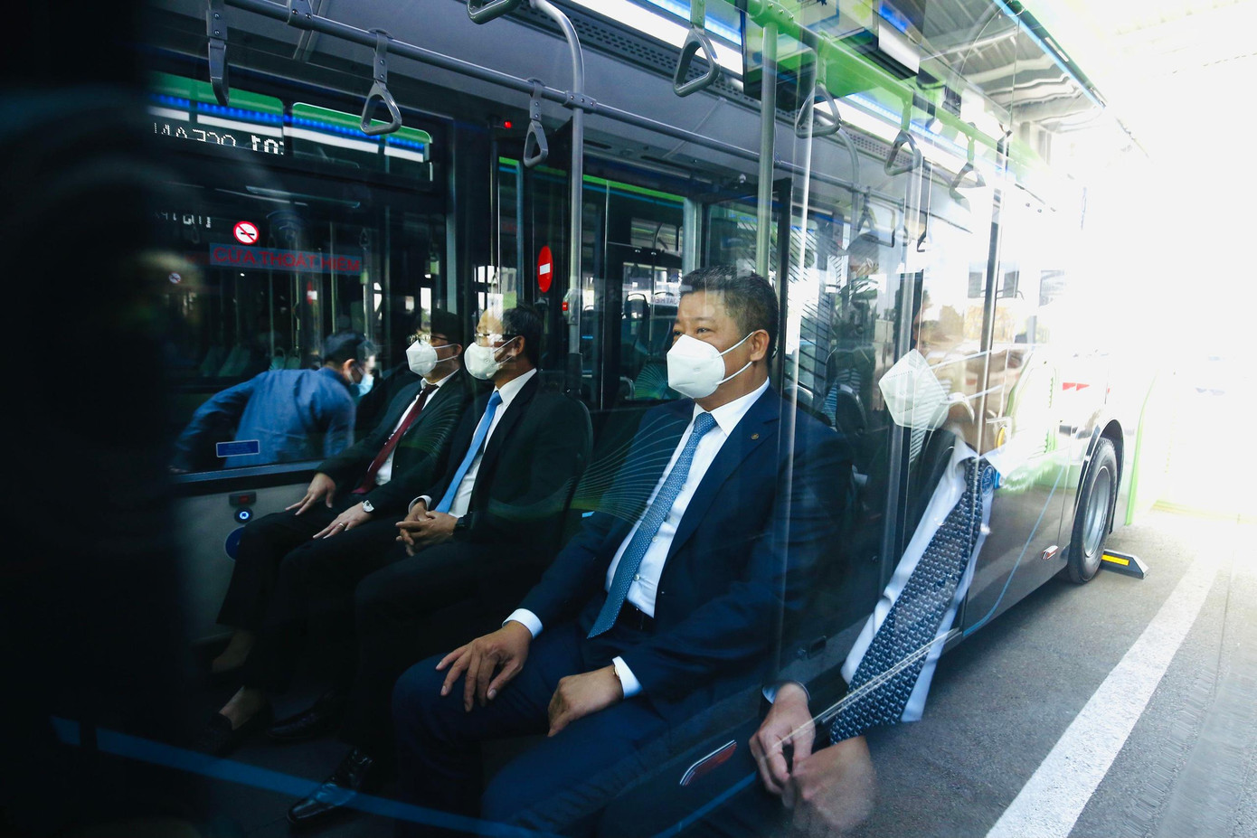 Phó Chủ tịch UBND TP.Hà Nội cùng các đại biểu đi trải nghiệm xe buýt điện lăn bánh trong buổi khai trương sáng 2/12.