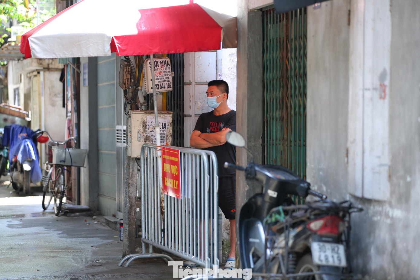 Lực lượng y tế đã ngay lập tức phong tỏa ngõ phố Kim Mã, phun khử khuẩn và lấy mẫu xét nghiệm người thân của bác sĩ.