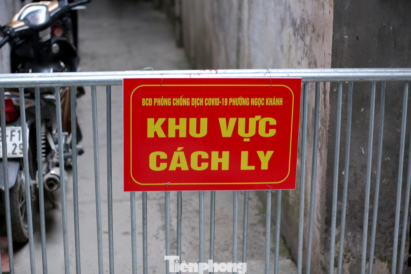 Con ngõ phố Kim Mã được dựng rào chắn phong toả tạm thời ngay từ đầu giờ tối qua.