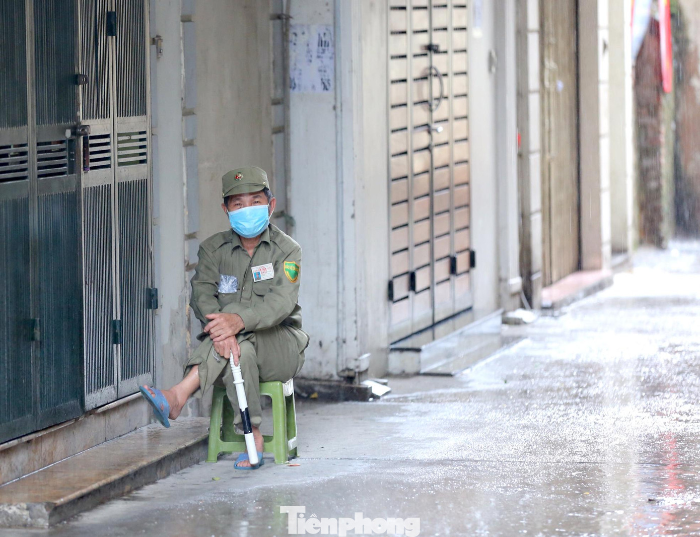 Lưc lượng chức năng chốt chặn suốt từ 20h đêm qua bất kể thời tiết nắng mưa thất thường tại con ngõ Kim Mã đang bị phong toả tạm thời này.
