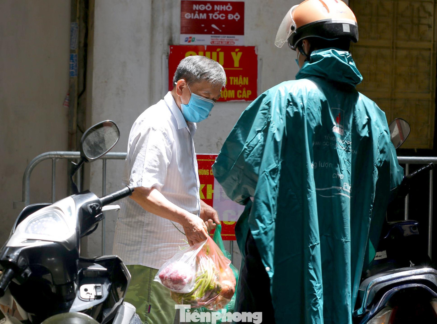 Người thân đưa đồ tiếp tế thông qua bác Q tổ trưởng tổ dân phố 8 ngõ 371/2/58 phố Kim Mã để chuyển vào cho các hộ bên trong.