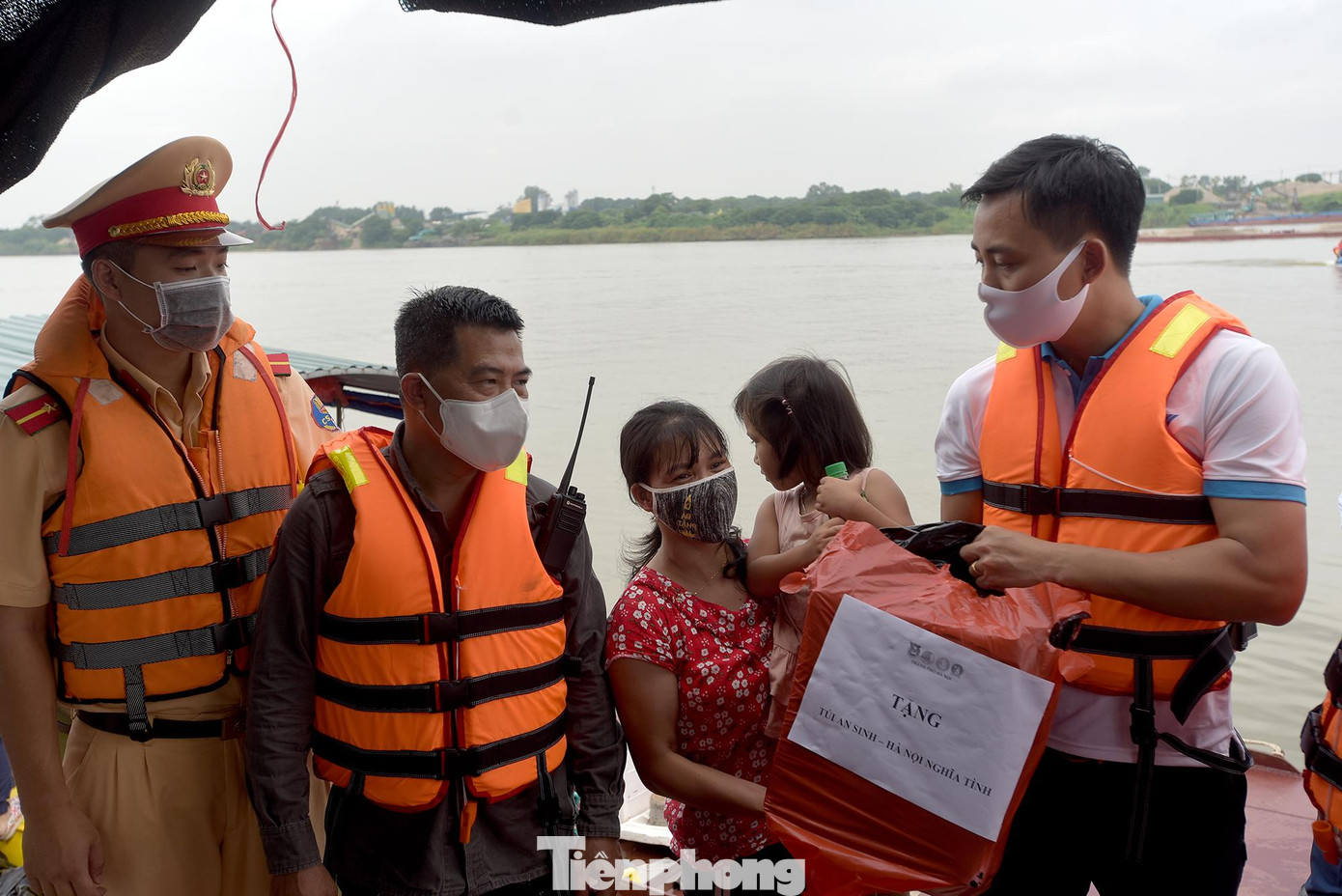 150 suất quà với tổng giá trị lên tới gần 100 triệu đồng gồm các nhu yếu phẩm như: Gạo, dầu ăn, nước mắm, bột canh, bột nêm... đã được gửi tới những người dân nghèo nơi đây.
