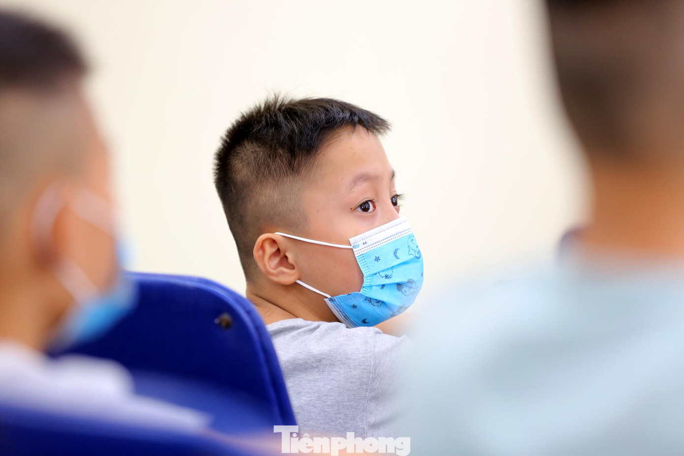 Các em nhỏ rất háo hức nhận những món quà Trung thu sớm.