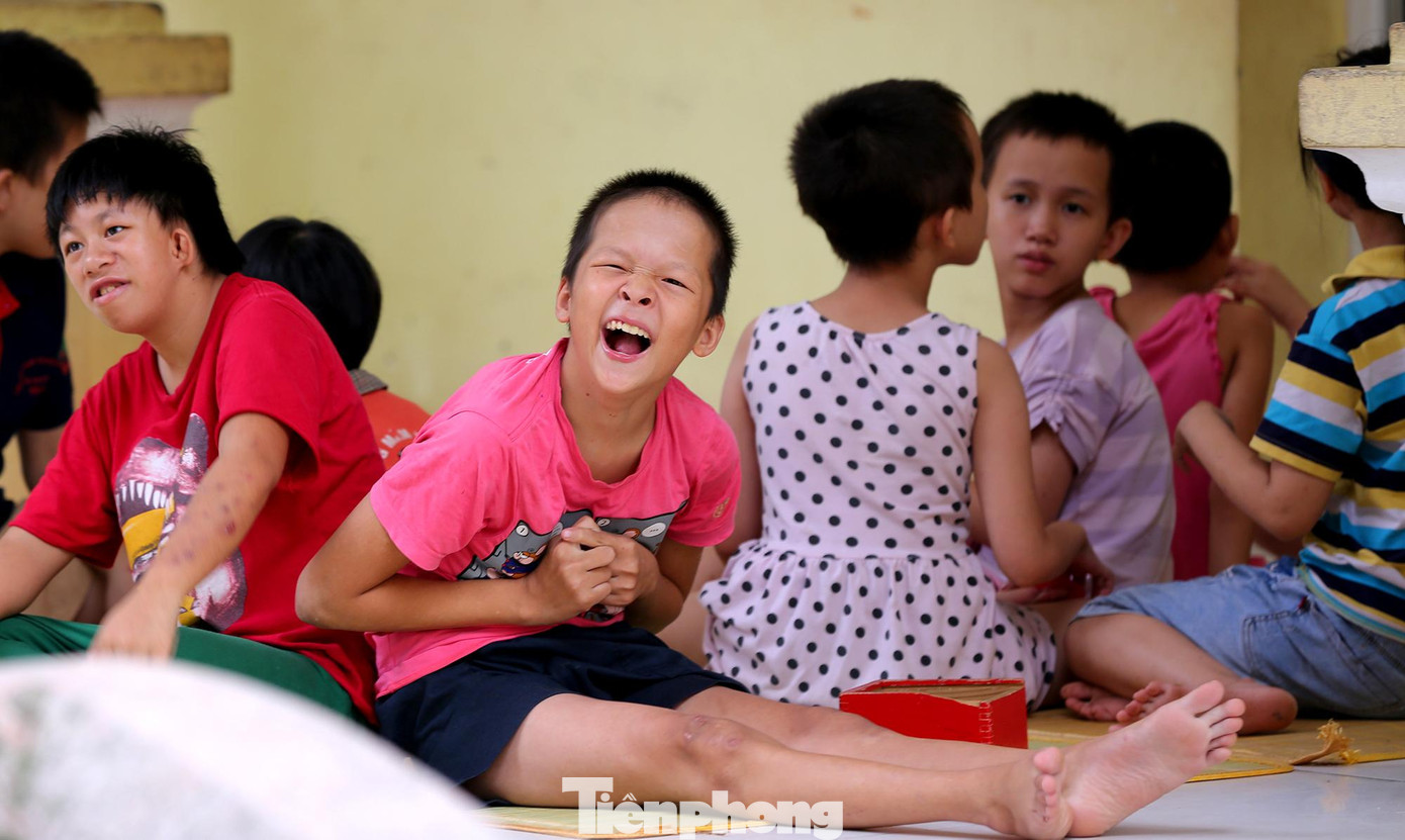 Nụ cười rạng rỡ hạnh phúc của các em nhỏ khi được nhận quà tại Trung tâm nuôi dưỡng trẻ khuyết tật Hà Nội.