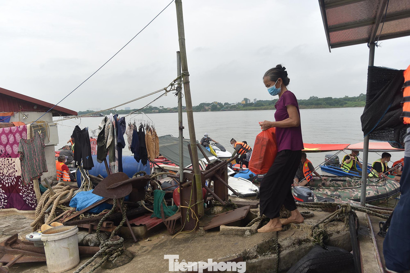 Những ngày giãn cách, nhiều gia đình, người lao động tự do gặp không ít khó khăn, thiếu thốn về nguồn lương thực, thực phẩm hằng ngày. Những món quà ý nghĩa này là sự động viên kip thời với người dân nghèo xóm chài ven sông.