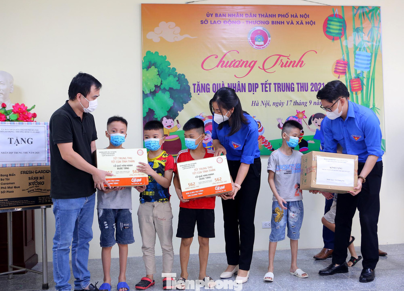 Chương trình đã trao tặng tổng số 562 suất quà gồm bánh kẹo, đèn ông sao, hàng tiêu dùng thiết yếu, sách vở, đồ dùng học tập với tổng giá trị gần 110 triệu đồng cho các trẻ em có hoàn cảnh đặc biệt, khuyết tật, mồ côi tại 09 Trung tâm bảo trợ xã hội trên địa bàn thành phố Hà Nội.