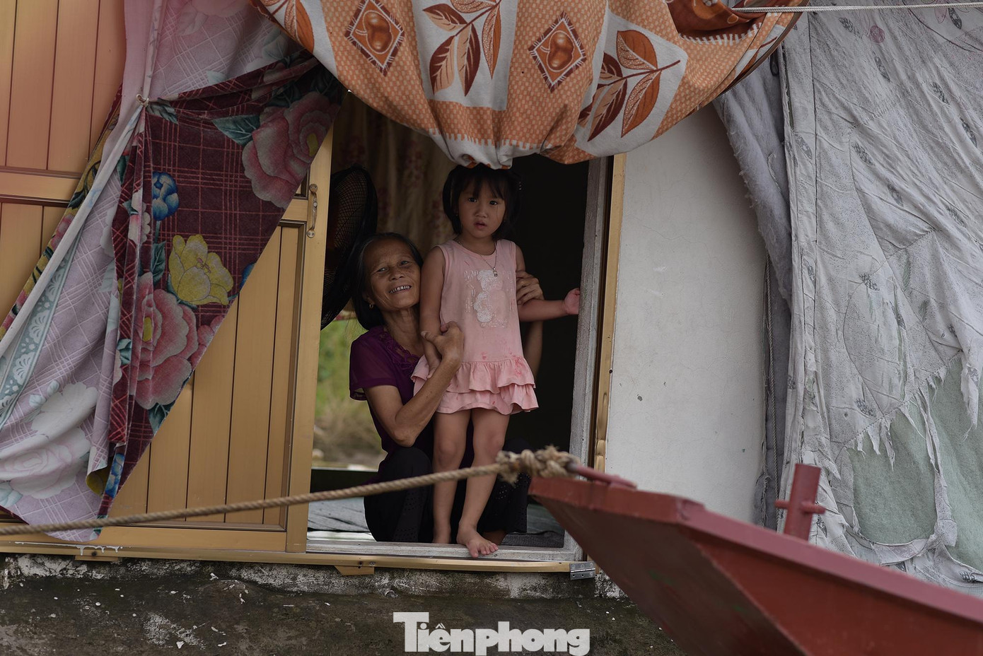 Các hộ gia đình trên xóm chài đều rất phấn khởi khi nhận được những món qua an sinh ý nghĩa.