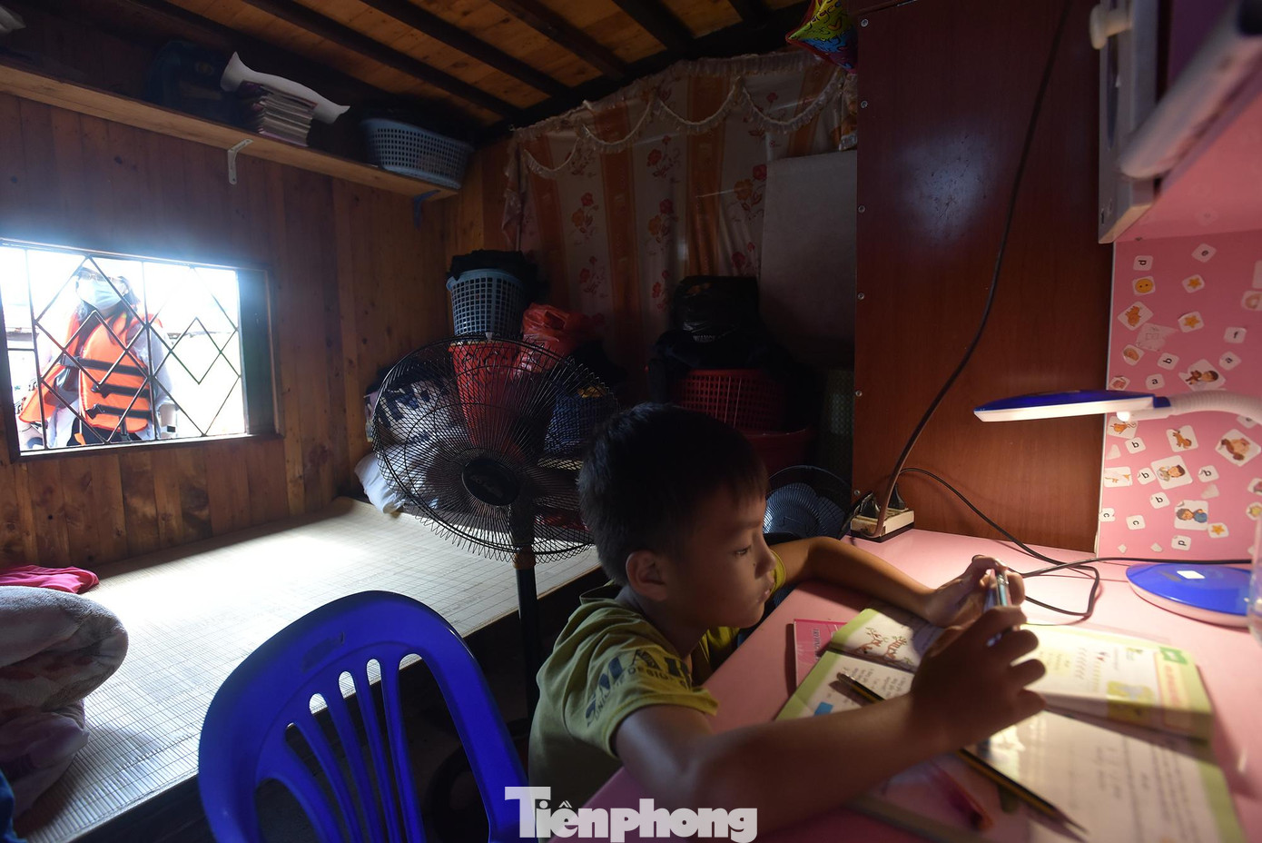 Làng chài ven sông Hồng là nơi nhiều hộ dân có hoàn cảnh đặc biệt khó khăn, người lao động ngoại tỉnh sinh sống. Đợt dịch kéo dài khiến nhiều gia đình tại đây càng trở nên khó khăn, chật vật.