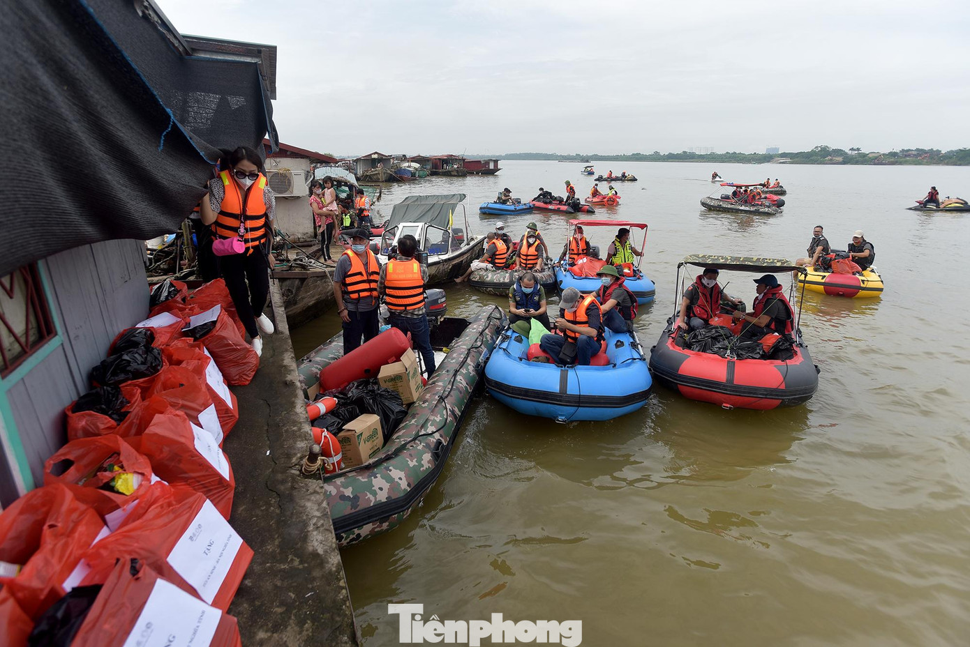 20 xuồng hơi xuất phát từ Bến đò Khuyến Lương, phường Trần Phú, quận Hoàng Mai đi tới các địa điểm trao quà cho người dân khó khăn.