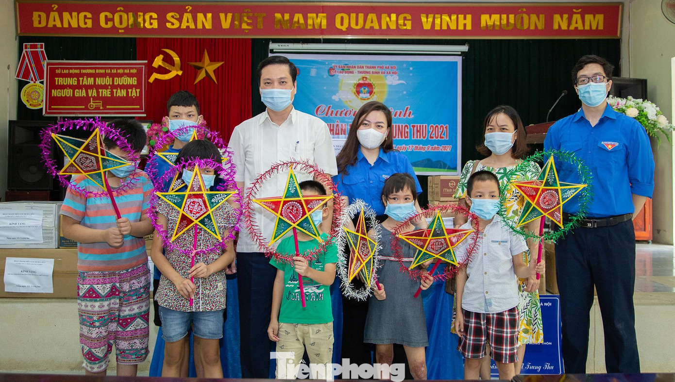 Sở Lao động, Thương binh và Xã hội Hà Nội phối hợp với Cụm Thi đua số 4 - Đoàn Khối các Cơ quan thành phố Hà Nội đã phối hợp tổ chức chương trình thiện nguyện “Trung thu mùa COVID 2021” cho trẻ em có hoàn cảnh đặc biệt, khuyết tật, mồ côi tại 9 Trung tâm bảo trợ xã hội trên địa bàn thành phố Hà Nội.