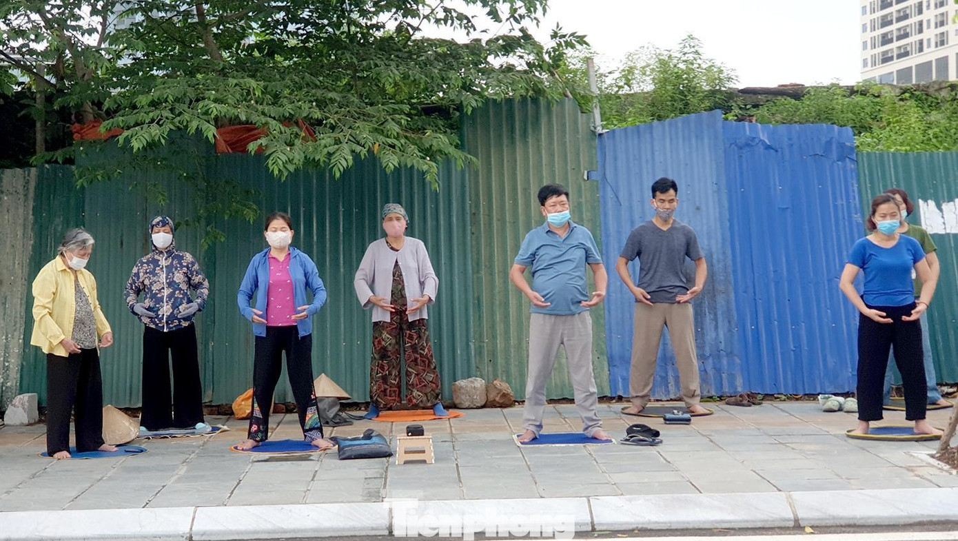 Tại địa điểm cạnh công viên Cầu Giấy, người dân đi tập thể dục đều có ý thức chấp hành việc đeo khẩu trang và giãn cách theo quy định...