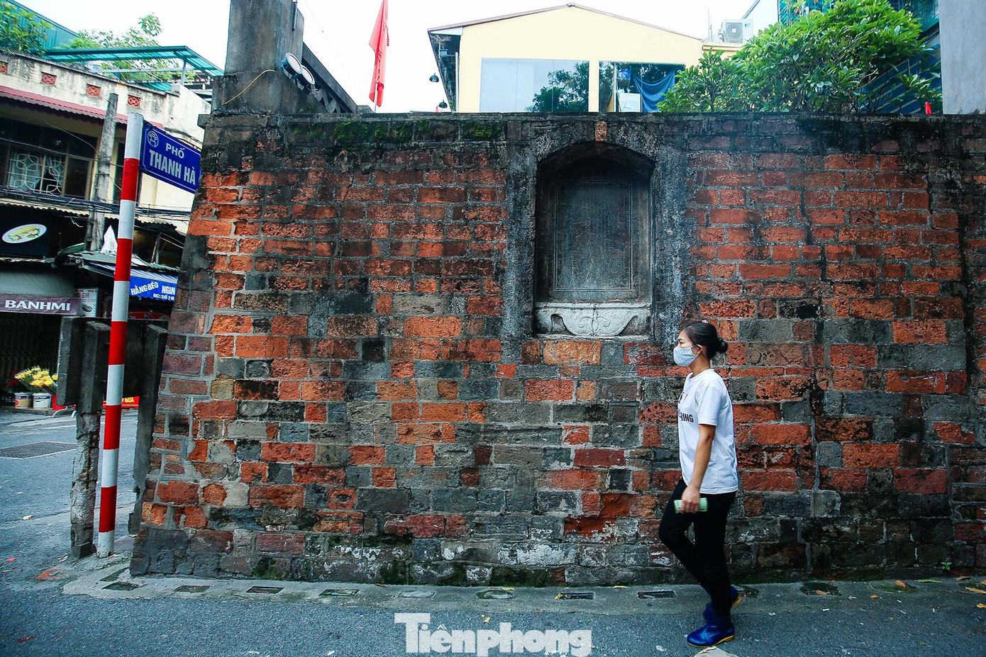 Tấm bia đá ghi lại lịch sử Ô Quan Chưởng.