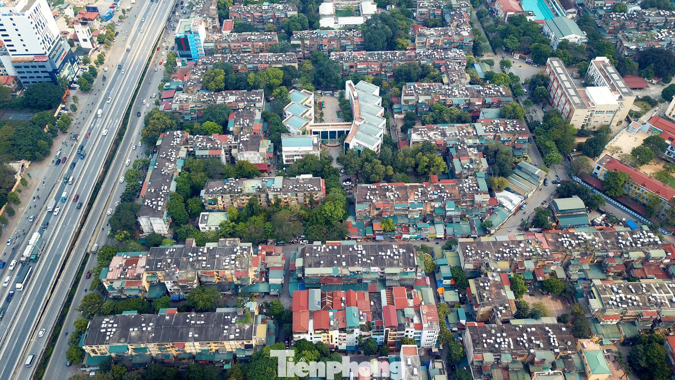 Theo Nghị định 101/2015/NĐ-CP về cải tạo xây dựng lại nhà chung cư, các chung cư cũ được chia thành 2 loại: Chung cư tập trung theo khu 75 khu với 1.273 chung cư và chung cư riêng lẻ 306 chung cư. Các chung cư này chủ yếu tập trung tại các quận nội thành cũ là Ba Đình (214 nhà), Đống Đa (415 nhà), Hai Bà Trưng (244 nhà), Hoàn Kiếm (99 nhà).