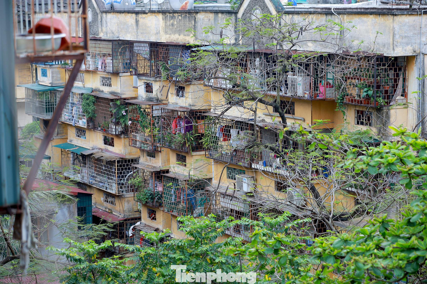 Sở Xây dựng Hà Nội lý giải nhiều nguyên nhân cải tạo chung cư cũ giậm chân tại chỗ trong suốt thời gian dài như vừa qua như nguồn vốn ngân sách Thành phố còn hạn hẹp; việc bồi thường, hỗ trợ và tái định cư theo cơ chế, chính sách của Thành phố chưa được người dân đồng thuận, nhất là các hộ ở tầng 1.