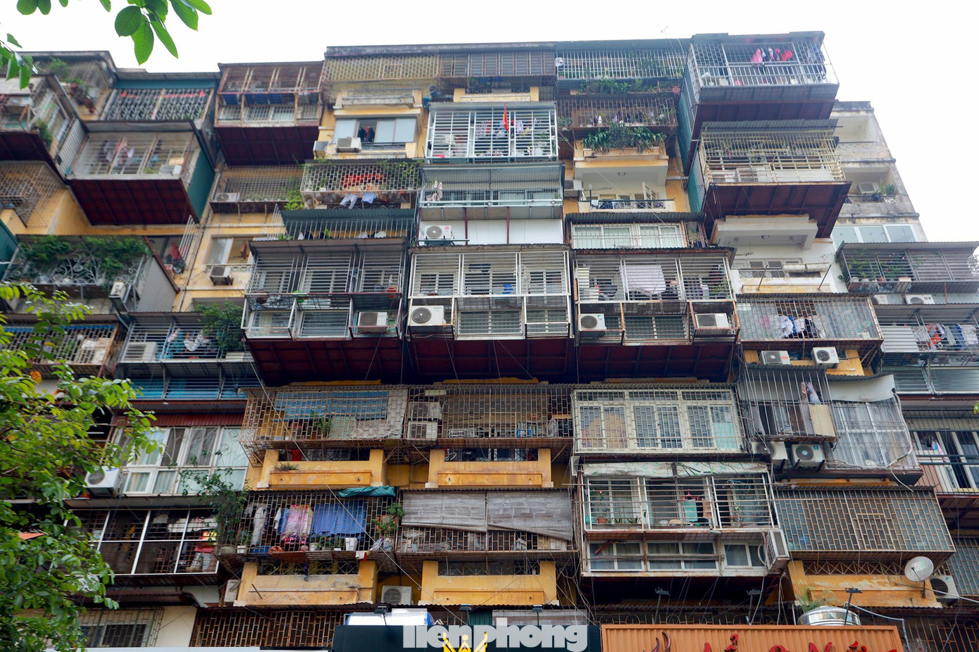 Nhiều căn hộ bị chia nhỏ phân chia cho nhiều gia đình cùng sinh sống, có những căn chỉ vỏn vẹn chưa đến 10m2. Nhiều khu chung cư nằm giữa nội đô thành phố những đã được ví như 'khu ổ chuột' vì điều kiện sinh hoạt quá tồn tàn, thiếu thốn. Hình ảnh ghi nhận tại khu tập thể Giảng Võ (quận Đống Đa).