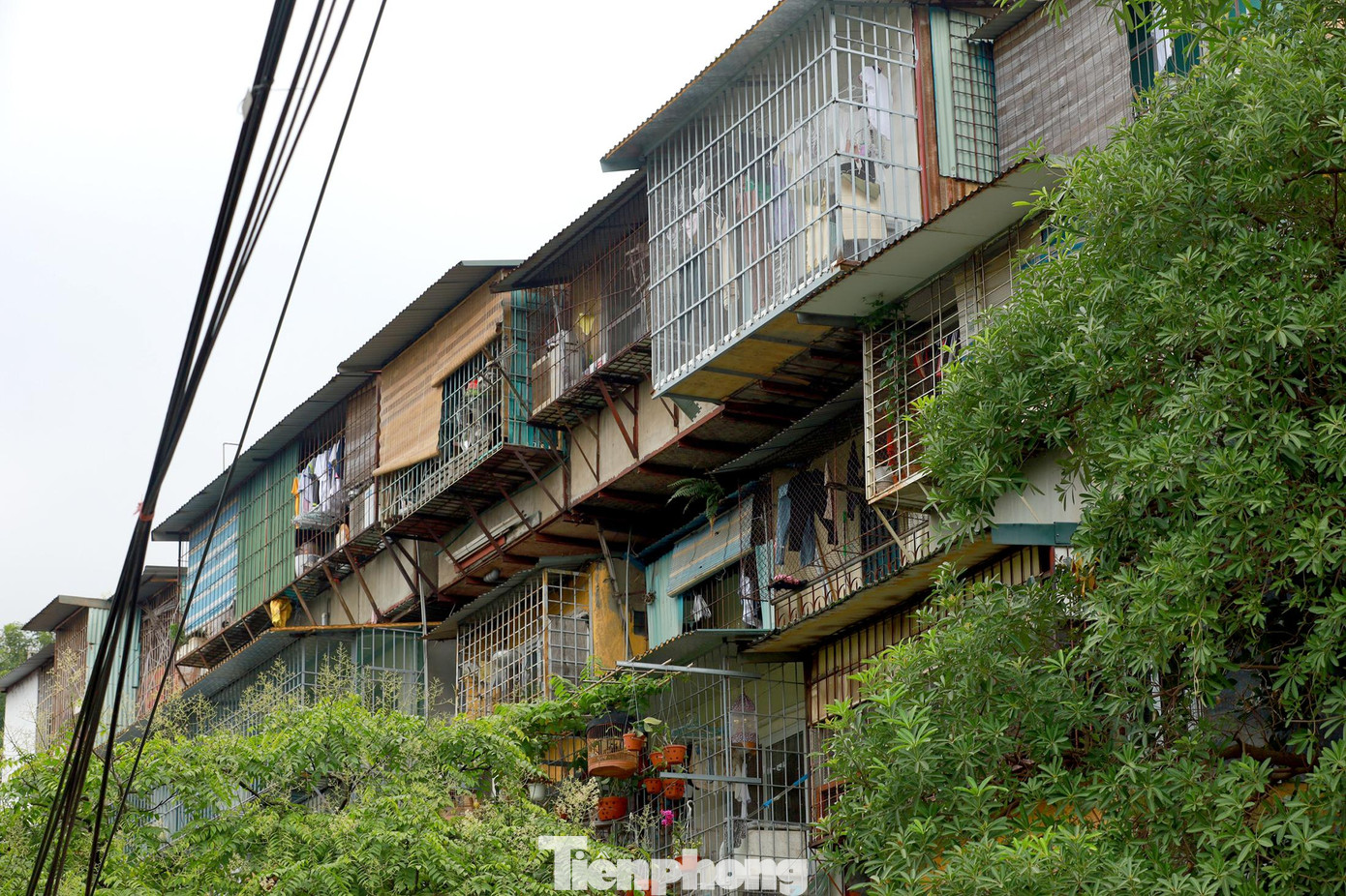 Theo ông ông Bùi Tiến Thành - Trưởng phòng Phát triển đô thị (Sở Xây dựng Hà Nội) cho biết: đề án cải tạo chung cư cũ đang báo cáo thành phố không chỉ Sở Xây dựng mà còn là các viện, ngành, chuyên gia… kể cả UBND các quận, huyện các nhà đầu tư. Do đó, đề án mang định hướng tổng thể giải pháp phải thực hiện từ khâu rà soát, lập quy hoạch, bồi thường dự án... cơ chế chính sách cũng chỉ là một phần thôi.