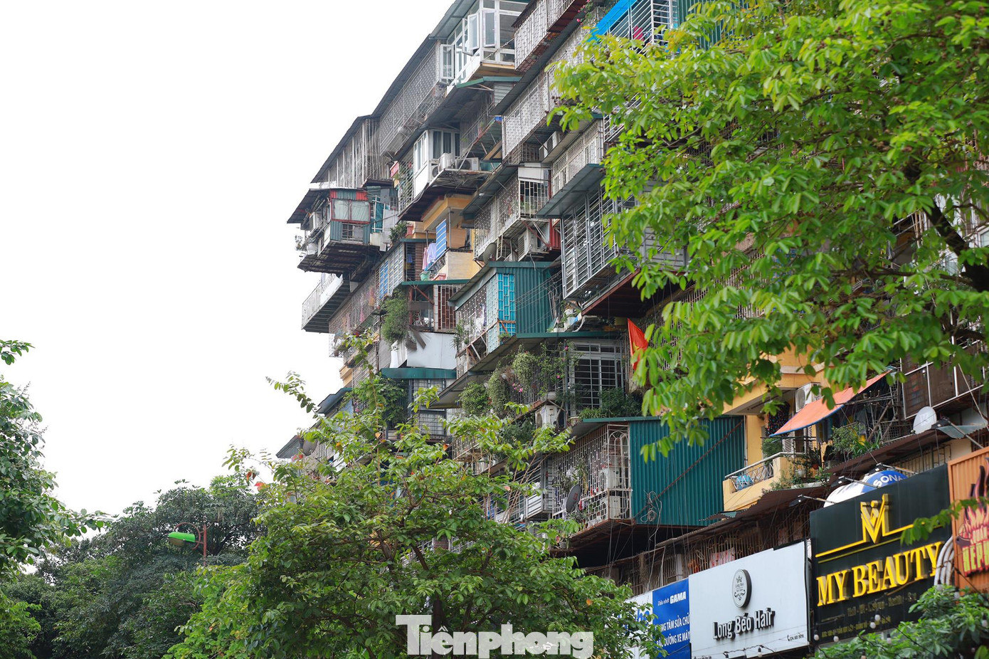 Tại buổi toạ đàm 'Cải tạo chung cư cũ, cần tư duy đổi mới' do báo Tiền Phong tổ chức vừa qua, các đại biểu đều cho rằng cần thiết phải thay đổi về mặt thể chế, phải có nghị quyết về vấn đề này đủ mạnh để cải tạo chung cư cũ. Cần có giải pháp về mặt quy hoạch, có phương án nhà nước làm, có phương án doanh nghiệp làm…để giải quyết sớm và triệt để.