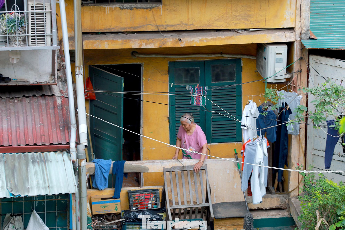 Cuộc sống của người dân khu tập thể Thành Công cũ (quận Đống Đa) gặp khá nhiều khó khăn bất tiện. Theo thống kê sau kiểm định, có 8 chung cư cũ nguy hiểm mức độ D. 2 chung cư cũ đưa vào sử dụng C1 Thành công và D6 Giảng võ. Thành phố cũng đã bố trí đủ quỹ nhà tạm cư cho các hộ còn lại di dời.