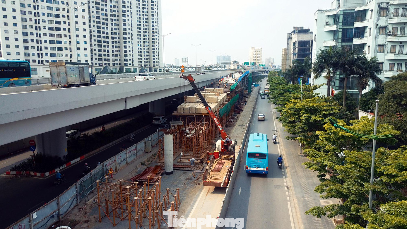 Cơ quan chức năng thu gọn rào chắn trên đường Phạm Văn Đồng trong thời gian đóng đường Vành đai 3 trên cao để bảo đảm lưu lượng giao thông trên cả hai hướng tuyến, từ phạm vi nhánh ram Hoàng Quốc Việt đến hết phạm vi nhánh ram Cổ Nhuế.