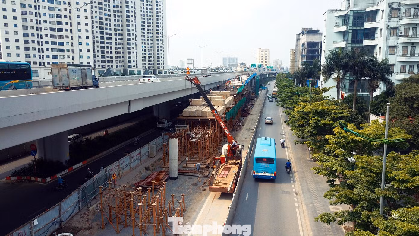 Cơ quan chức năng thu gọn rào chắn trên đường Phạm Văn Đồng trong thời gian đóng đường Vành đai 3 trên cao để bảo đảm lưu lượng giao thông trên cả hai hướng tuyến, từ phạm vi nhánh ram Hoàng Quốc Việt đến hết phạm vi nhánh ram Cổ Nhuế. Cơ quan chức năng thu gọn rào chắn trên đường Phạm Văn Đồng trong thời gian đóng đường Vành đai 3 trên cao để bảo đảm lưu lượng giao thông trên cả hai hướng tuyến, từ phạm vi nhánh ram Hoàng Quốc Việt đến hết phạm vi nhánh ram Cổ Nhuế.
