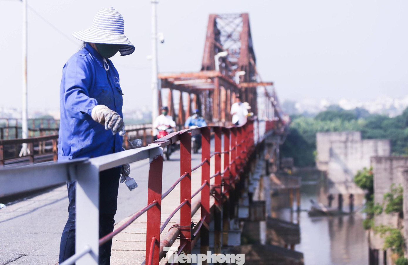 Cầu Long Biên đã được đưa vào khai thác gần 120 năm. Trải qua thời gian, nhiều nhịp cầu được thay bằng dầm tạm, trong khi một số trụ cầu đã hoen gỉ và xô lệch.