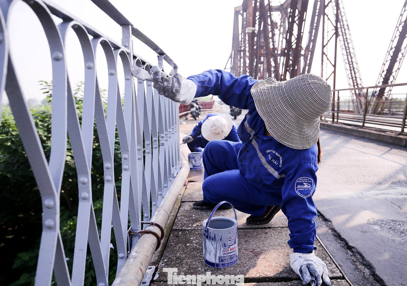 Các công nhân được chia làm 2 ca sáng - chiều. Thời gian làm việc từ 7h sáng đến 5h chiều, và mỗi ca được chia thành nhiều nhóm.