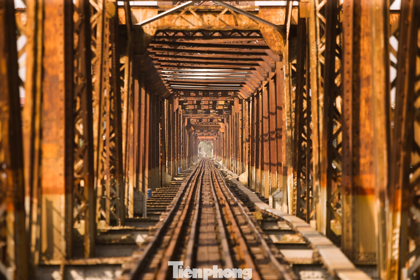 Toàn bộ công việc sửa chữa không ảnh hưởng đến hoạt động đi lại của người dân Hà Nội trên cây cầu.